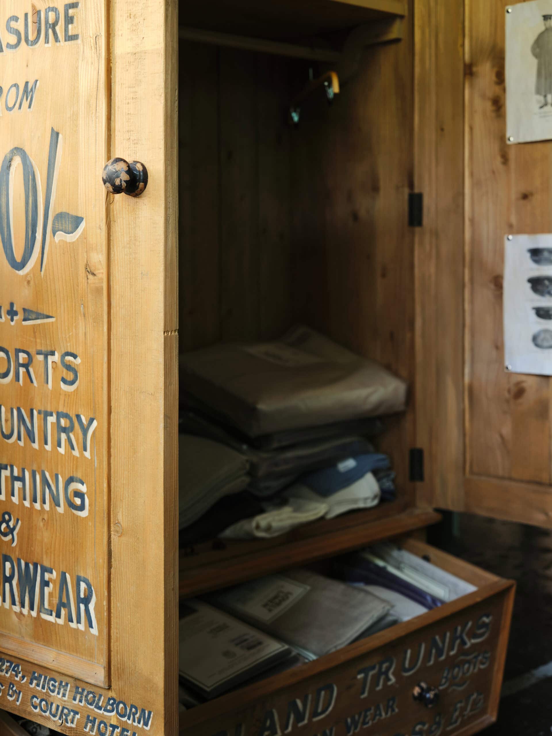 TIMOTHY OULTON, Collegeschrank