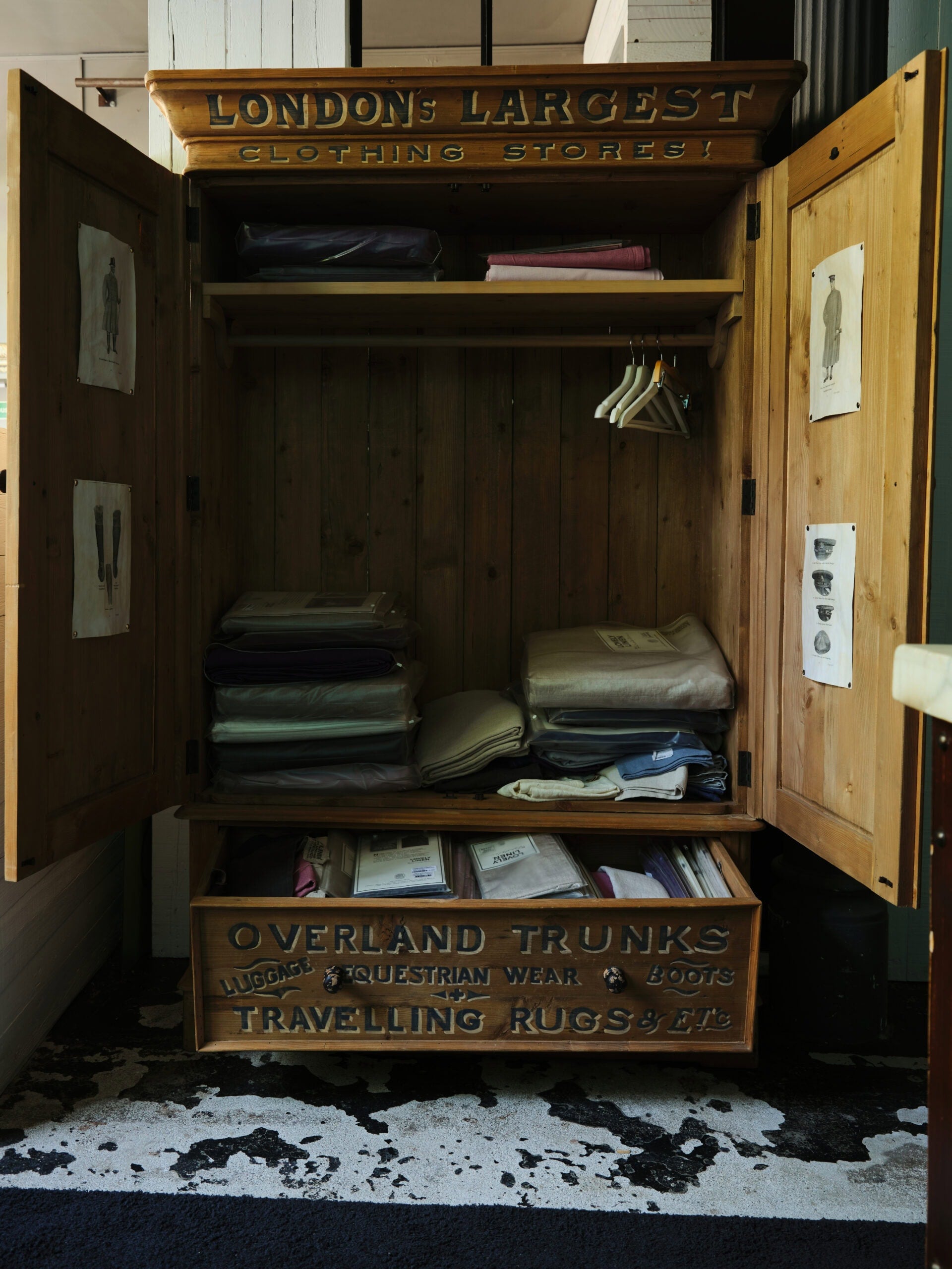 TIMOTHY OULTON, Collegeschrank